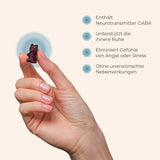 Eine Hand hält ein dunkelrotes yuicy®-Gummibärchen zwischen Daumen und Zeigefinger. Daneben stehen vier Vorteile:
Enthält den Neurotransmitter GABA.
Unterstützt die innere Ruhe.
Verringert Gefühle von Angst oder Stress.
Ohne unerwünschte Nebenwirkungen.